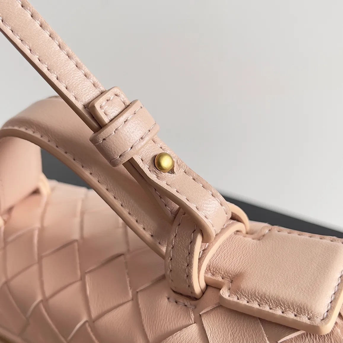 Batch 1360 Bottega Veneta 24 spring and summer woven zipper crossbody bag. A crossbody bag that can be used as a cosmetic bag. The exquisite weaving and compact body are an indispensable accessory for the upcoming summer. The double zipper also better protects the bag. It has a large capacity. If you like it, don’t miss it. Style number: 789109 Size: 22*12.5*5cm